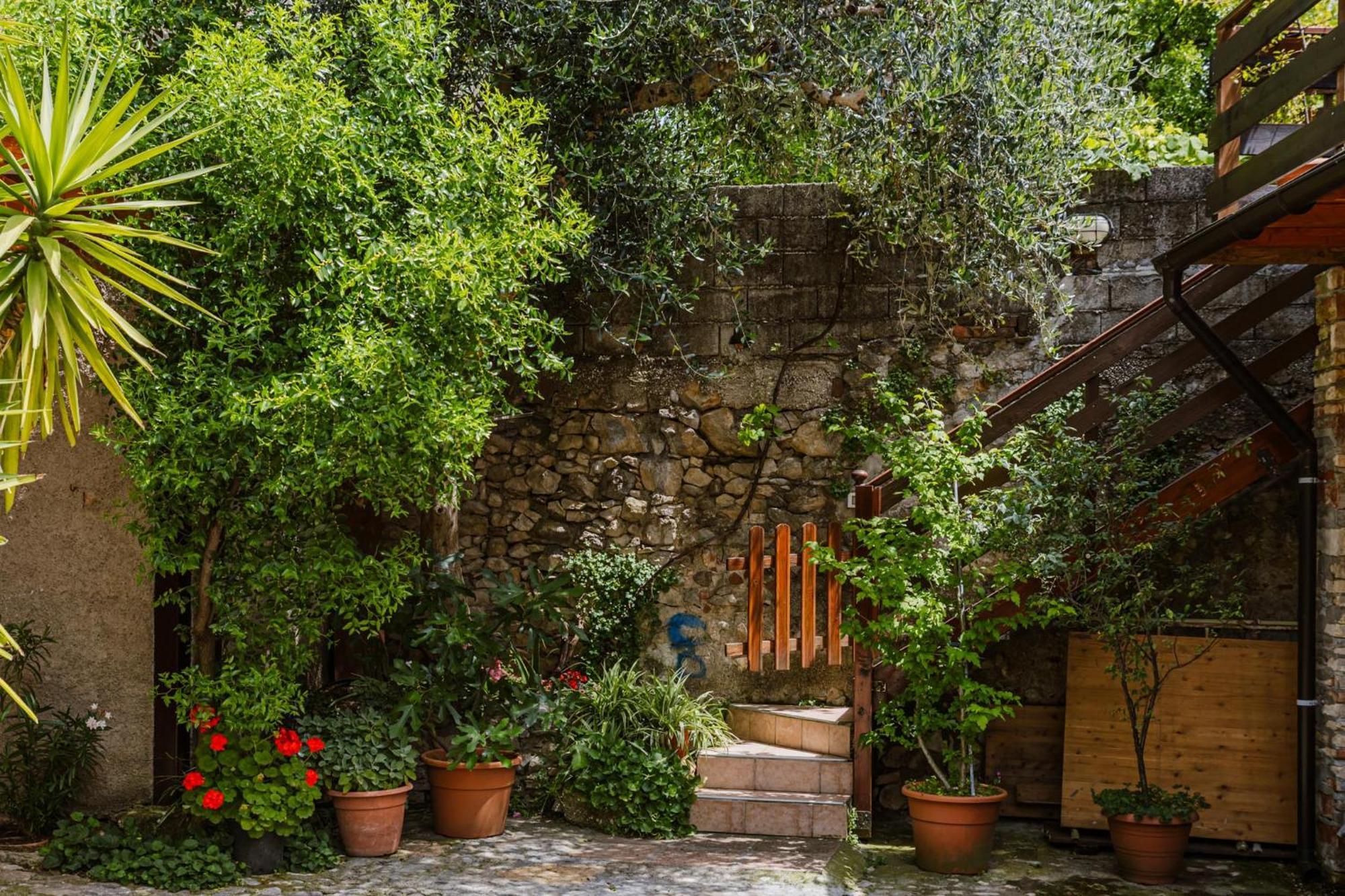 Cozy Castello Appartement Manerba del Garda Buitenkant foto